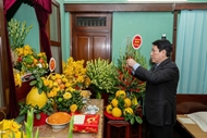 State President offers incense in tribute to President Ho Chi Minh at House 67, Bac Bo Phu